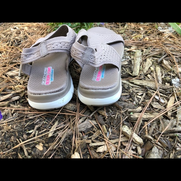 Like new Sketchers taupe memory foam gel-infused taupe slide sandals 10M - Picture 4 of 7